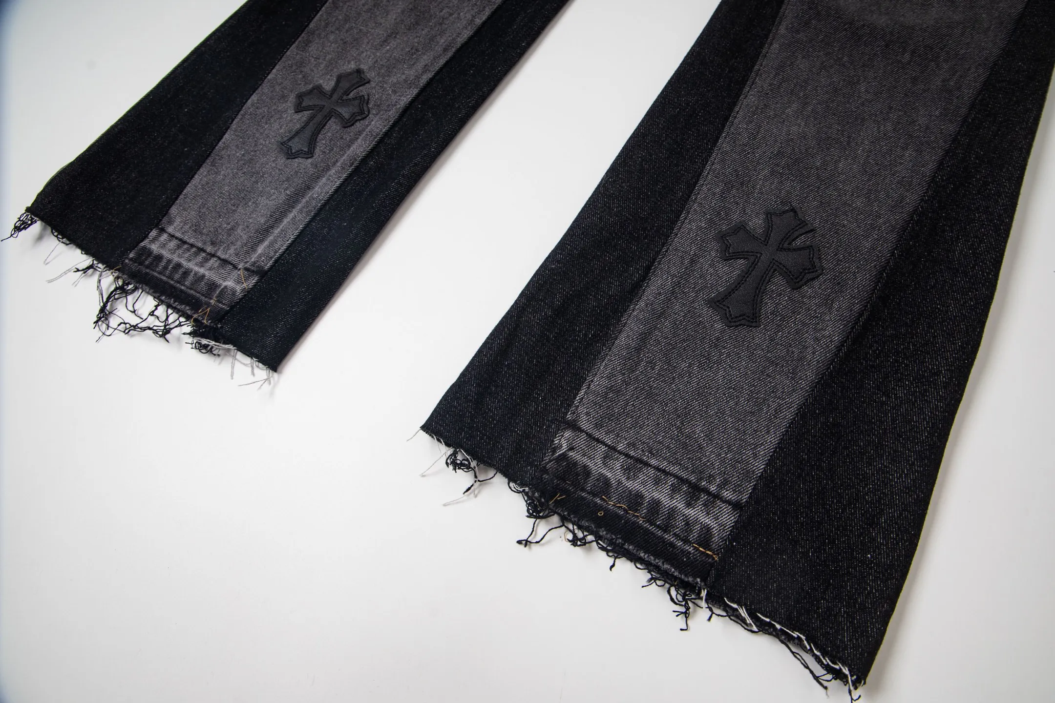 P240 Chrome Hearts Gallery co-branded limited-edition cross-flared flared jeans are a hot item this season and are sought after by countless celebrities and fashionistas. The neat details of the cutting process add color to the playful fashion! The neat and meticulous design, and the well-fitting structure is unique. The upper body not only has outstanding recognition, but also looks younger and younger. A style with the ultimate wearing meaning and performance, gorgeous color matching, and the craftsmanship of this style is also extremely extraordinary. After the finished product is washed, it is disassembled and hand-made with sheepskin cross leather and then spliced ​​together to complete. The whole piece has too many craftsmanship to describe. It is decorated with patchwork cross flowers and high-waisted washed jeans! ! Absolutely high-end luxury product, a god-level single product, a super popular product, made with top heavy industry, a must-see magic weapon that can't be missed. Style number: 1836 Size: 28 30 32 34 36 Color: black